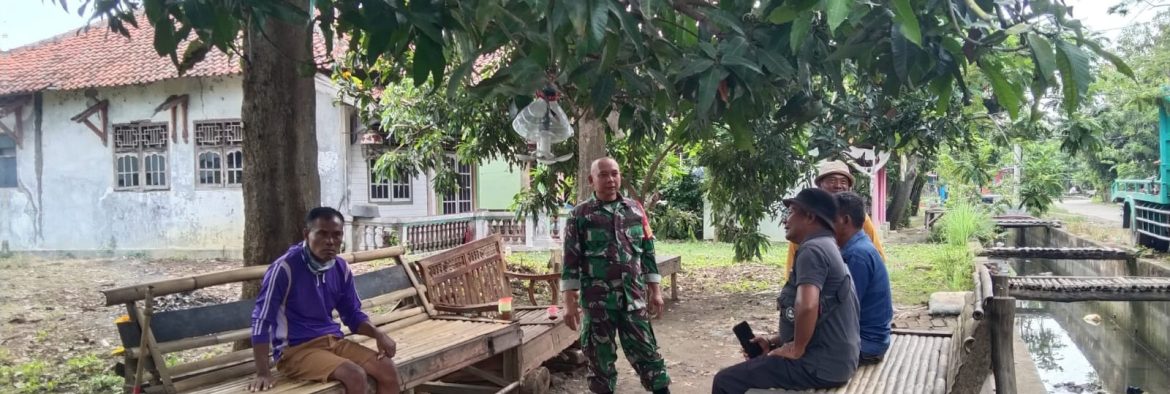 Babinsa Koramil 1603 Lohbener Komsos Bersama Masyarakat Desa Sukadadi