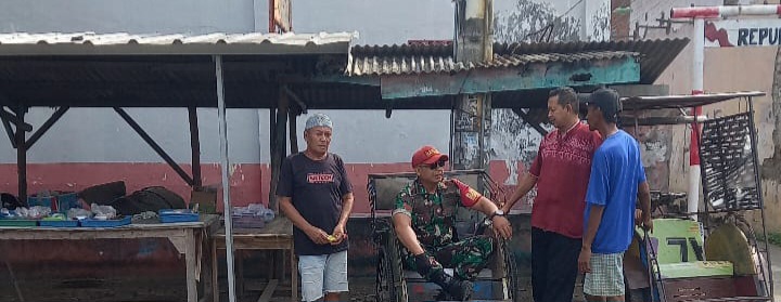 Anggota Koramil 1608 Karangampel Komsos Bersama Warga dan Tukang Becak Membahas Tentang Kondusifitas Wilayah di Desa Dukuh Tengah