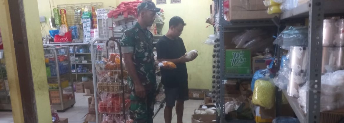 Babinsa Koramil 1603 Lohbener Laksanakan Pemantauan Harga Kebutuhan Bahan Pokok/Sembako di Wilayah Binaan