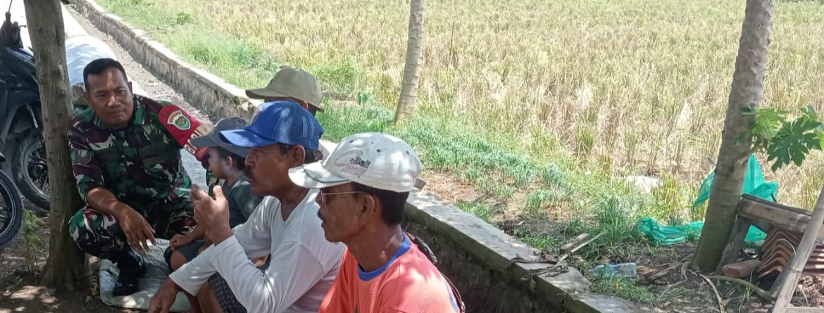 Anggota Koramil 1608 Karangampel Komsos Bersama Kelompok Tani Desa Dukuh Jeruk