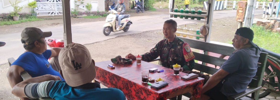 Babinsa Koramil 1611 Losarang Komsos Bersama Masyarakat Desa Pegagan Blok Cilogog kulon 