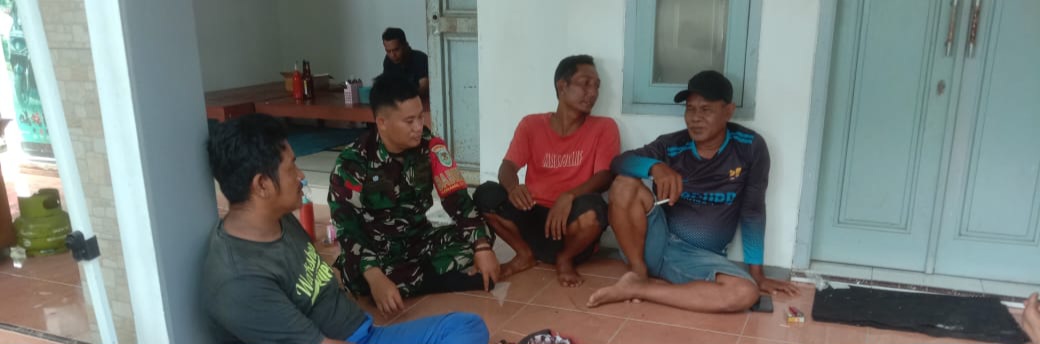 Komsos Anggota Koramil 1601/Indramayu di Wilayah Binaan Desa Pabeanudik 