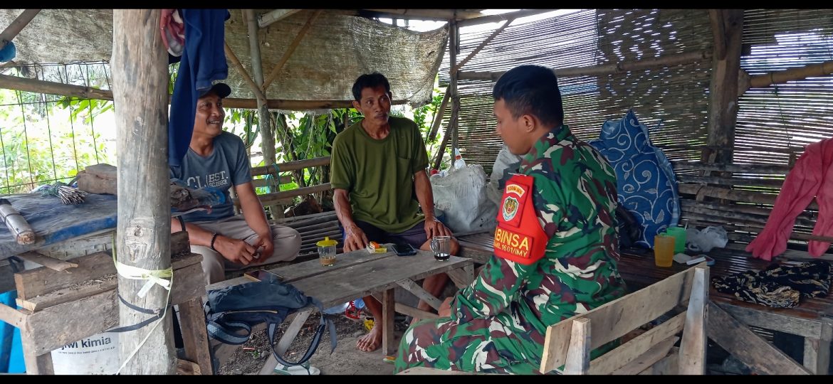 Anggota Koramil 1601/Indramayu Komsos Bersama Masyarakat Di Wilayah Binaan Desa Gelarmandala 