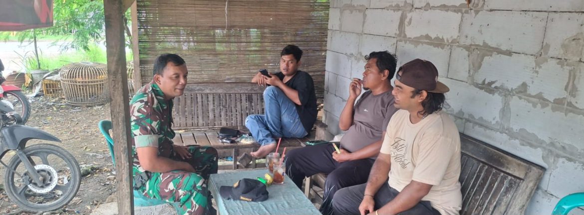 Anggota Koramil 1608 Karangampel Komsos Bersama Warga Underan Rt 07 Rw 03 Desa Pringgacala