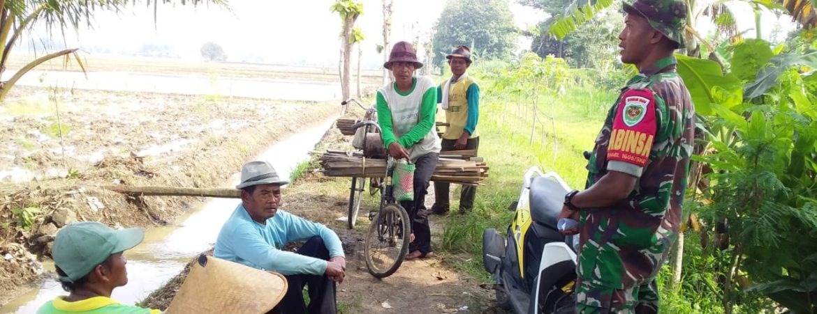Anggota Koramil 1605 Sukagumiwang Komsos Bersama Masyarakat Desa Larangan Jambe 
