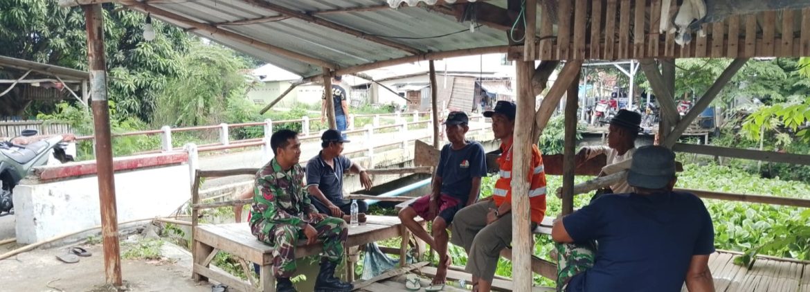 Komsos Anggota Koramil 1601/Indramayu di Wilayah Binaan Desa Rawa Dalem 