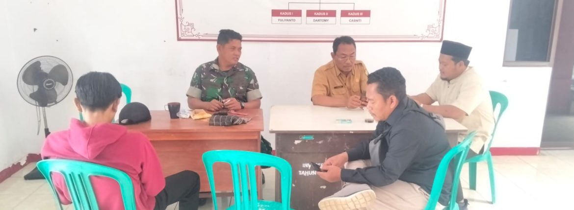 Babinsa Koramil 1608 Karangampel Komsos Bersama Perangkat Desa dan Masyarakat Desa Karangampel 