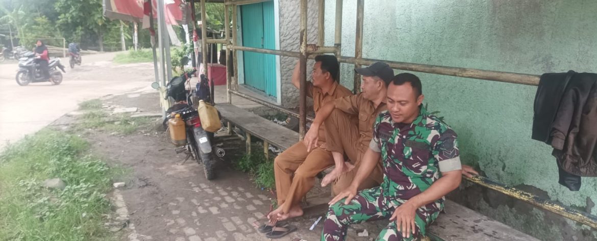 Anggota Koramil 1602 Sindang Komsos Dengan Lurah, Ketua RT dan Masyarakat Desa Pabean ilir