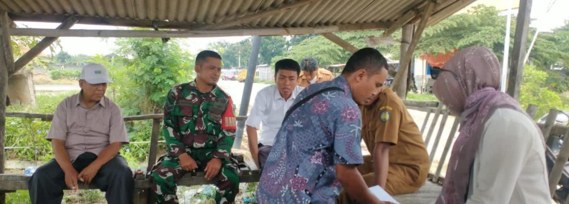 Babinsa Koramil 1608 Karangampel Komsos Bersama Perangkat Desa dan Masyarakat Desa Karangampel