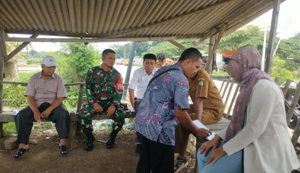 Babinsa Koramil 1608 Karangampel Komsos Bersama Perangkat Desa dan Masyarakat Desa Karangampel 