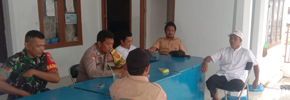 Babinsa Koramil 1602 Sindang Komsos Bersama Pamong Desa Wanantara di Balai Desa Wanantara