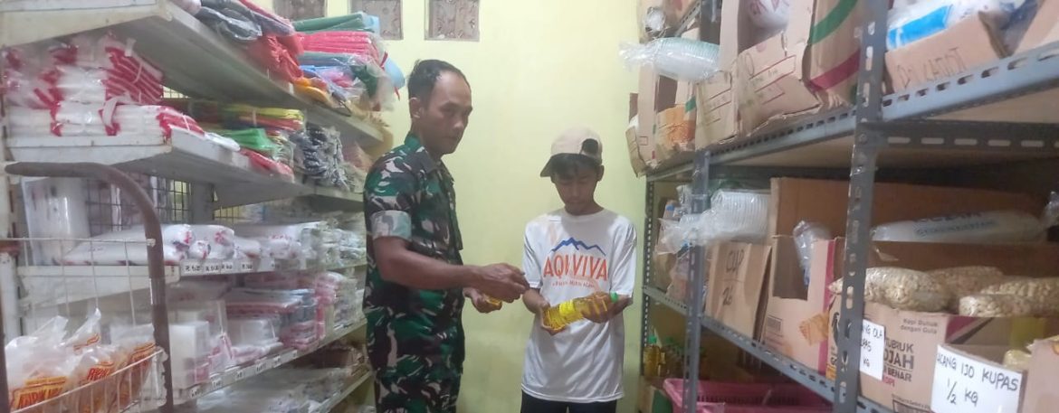 Babinsa Koramil 1603 Lohbener Laksanakan Pemantauan Harga Kebutuhan Bahan Pokok/Sembako di Wilayah Binaan