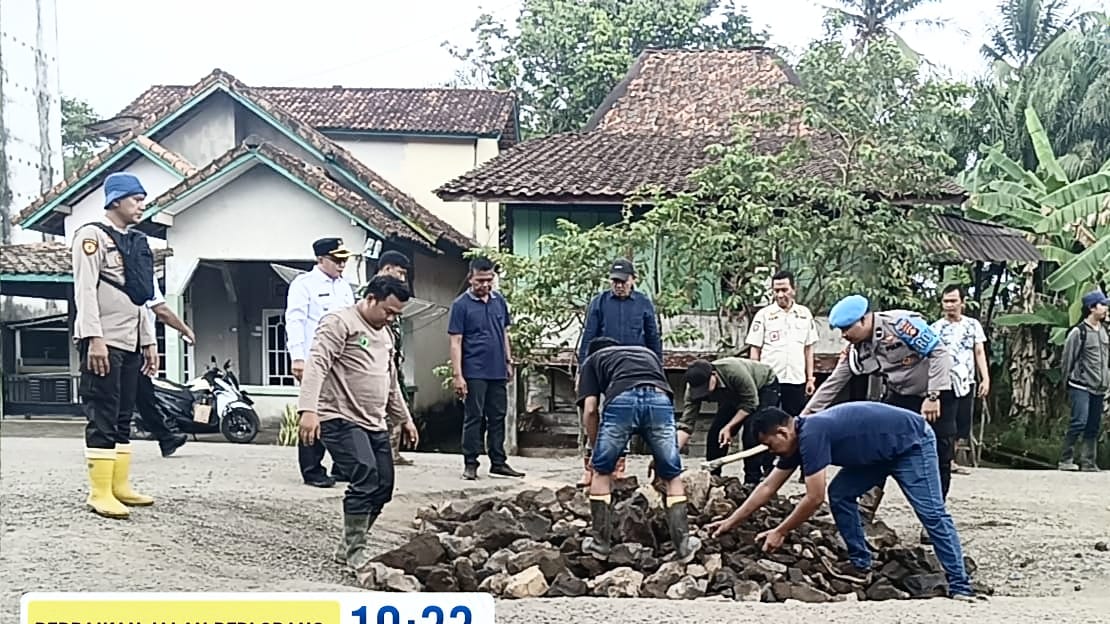 Forkopimcam bersama Personel Polsek Sanga Desa Gotong Royong Timbun Jalan Rusak