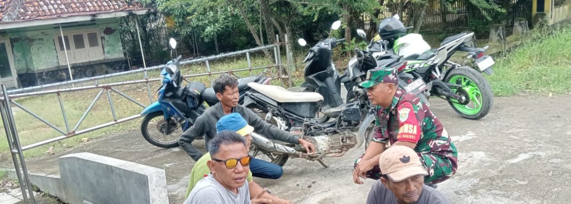 Babinsa Koramil 1608 Karangampel Komsos Bersama Warga Desa Jayalaksana