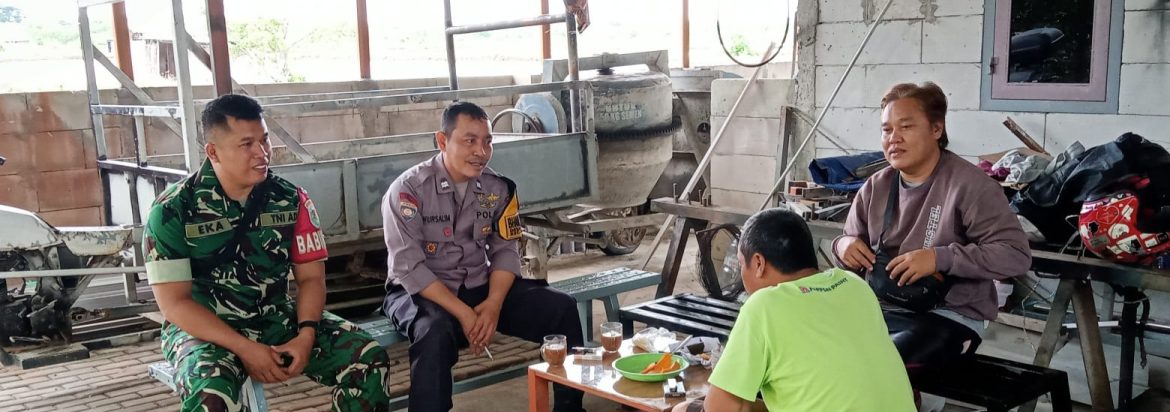Komsos Anggota Koramil 1601/Indramayu di Wilayah Desa Binaan Desa Balongan
