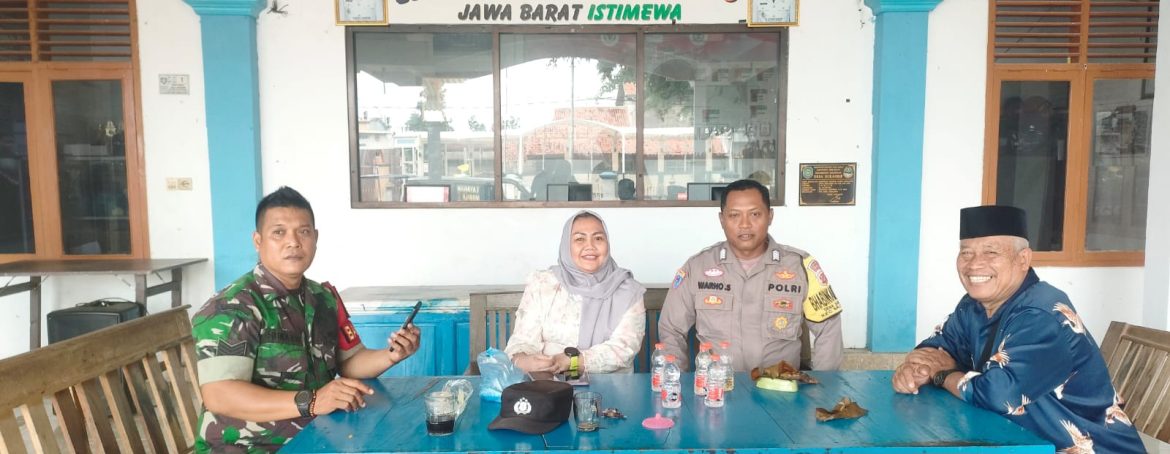 Komsos Anggota Koramil 1601/Indramayu Bersama Bhabinkamtibmas di Wilayah Desa Binaan Desa Sukaurip