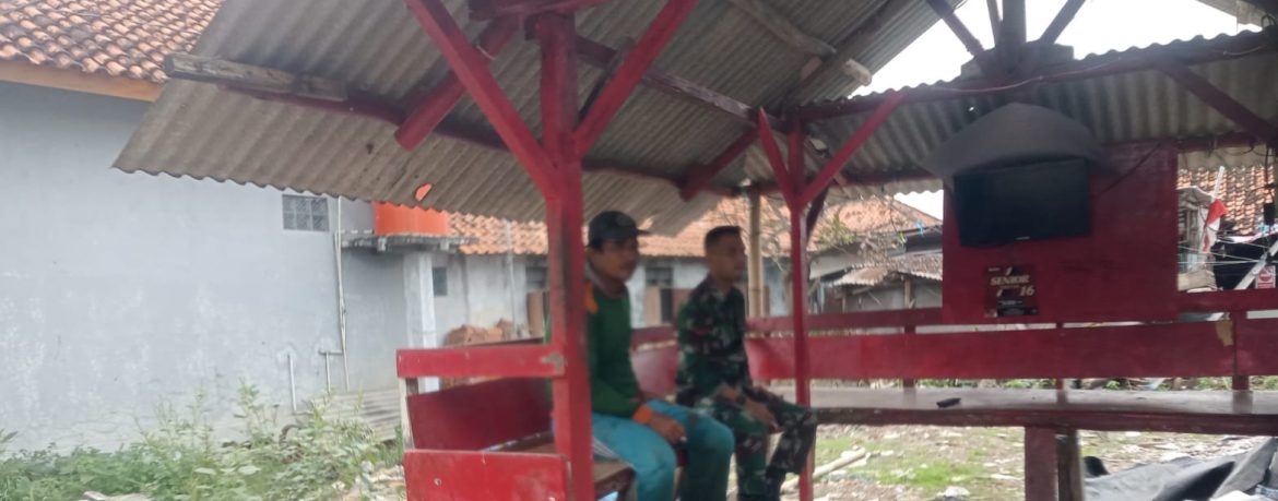 Babinsa Koramil 1611 Losarang Komsos Bersama Masyarkat Desa Cemara kulon 