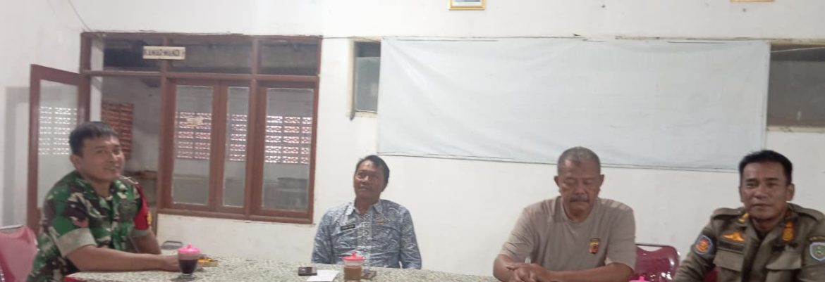 Komsos Anggota Koramil 1601/Indramayu di Wilayah Binaan Kelurahan Lemahabang 