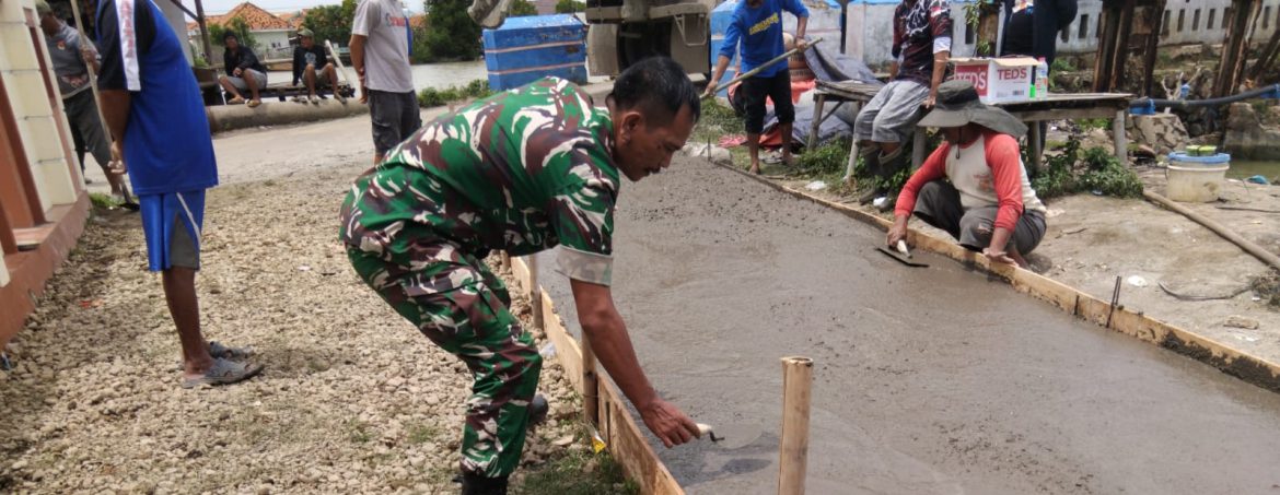 Koramil 1602 Sindang Laksanakan Karya Bakti Gotong Royong Pembangunan Sarana Jalan Masjid Jami Almuttaqin 