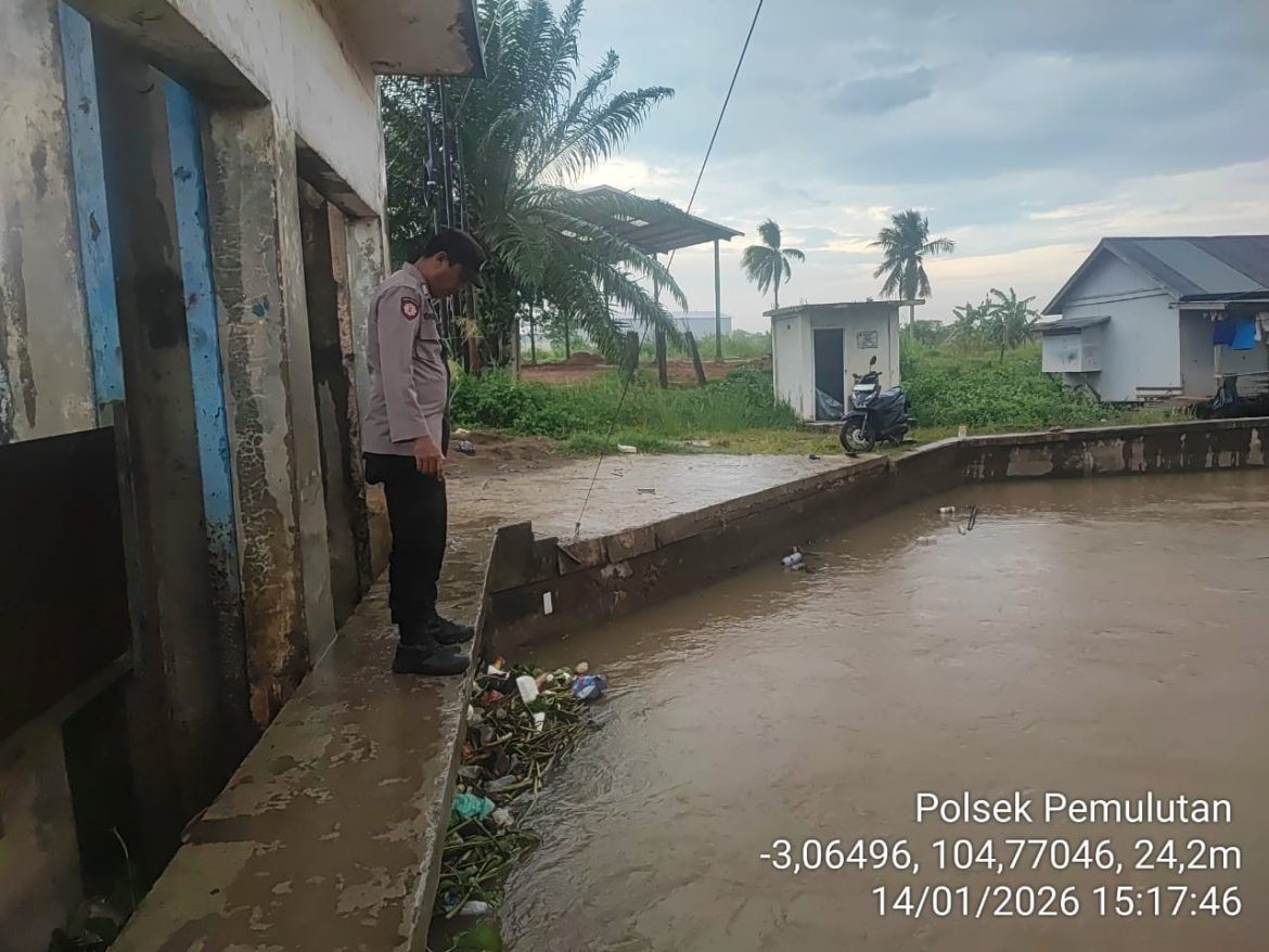 Polsek Pemulutan Lakukan Cek Arus dan Debit Air Sungai, Situasi Masih Terkendali