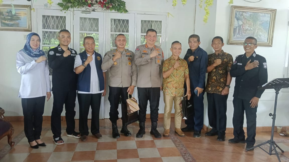 Bidhumas  Polda Sumsel Lepas Anggota Purna tugas dan berangkat Dik SIP dengan Penghargaan Khidmat