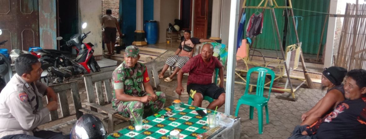 Babinsa Koramil 1602 Sindang Komsos Bersama Warga Desa Wanantara