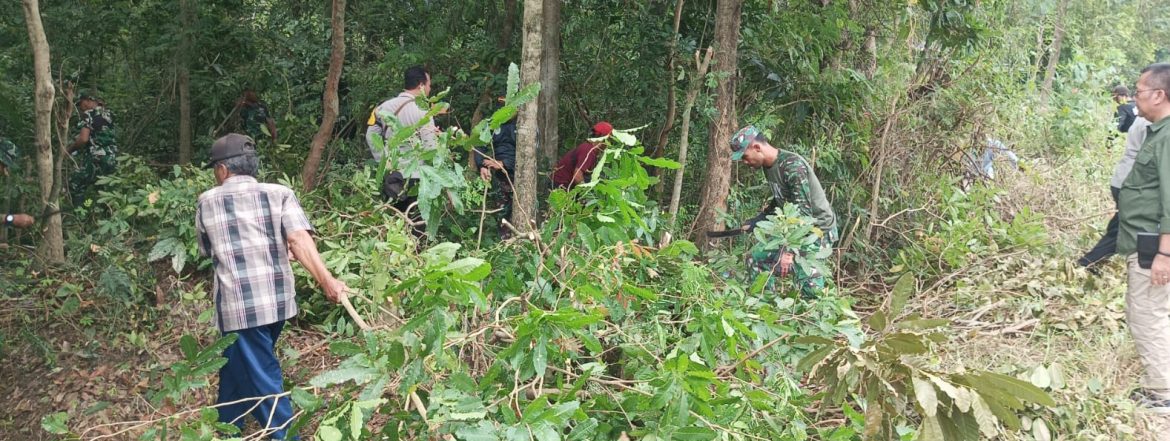Danramil 1603 Lohbener Laksanakan Pembersihan Lahan KDKMP di Desa Cidempet 