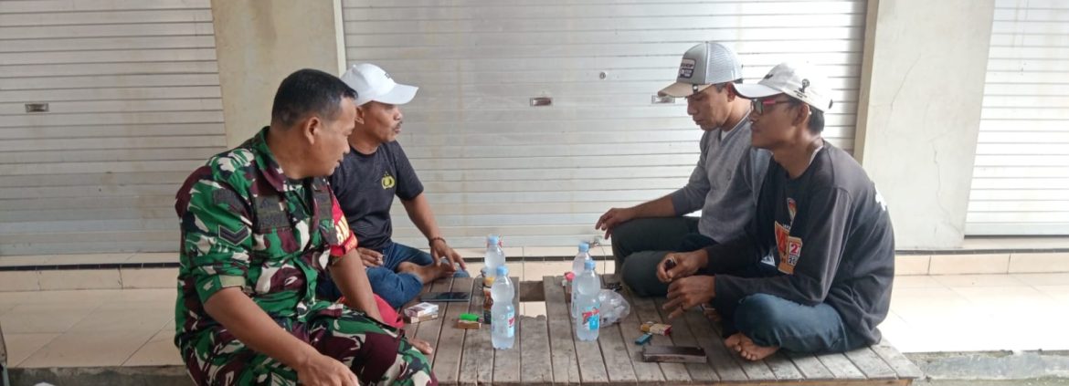 Anggota Koramil 1608 Karangampel komsos Bersama Warga Desa Jayalaksana