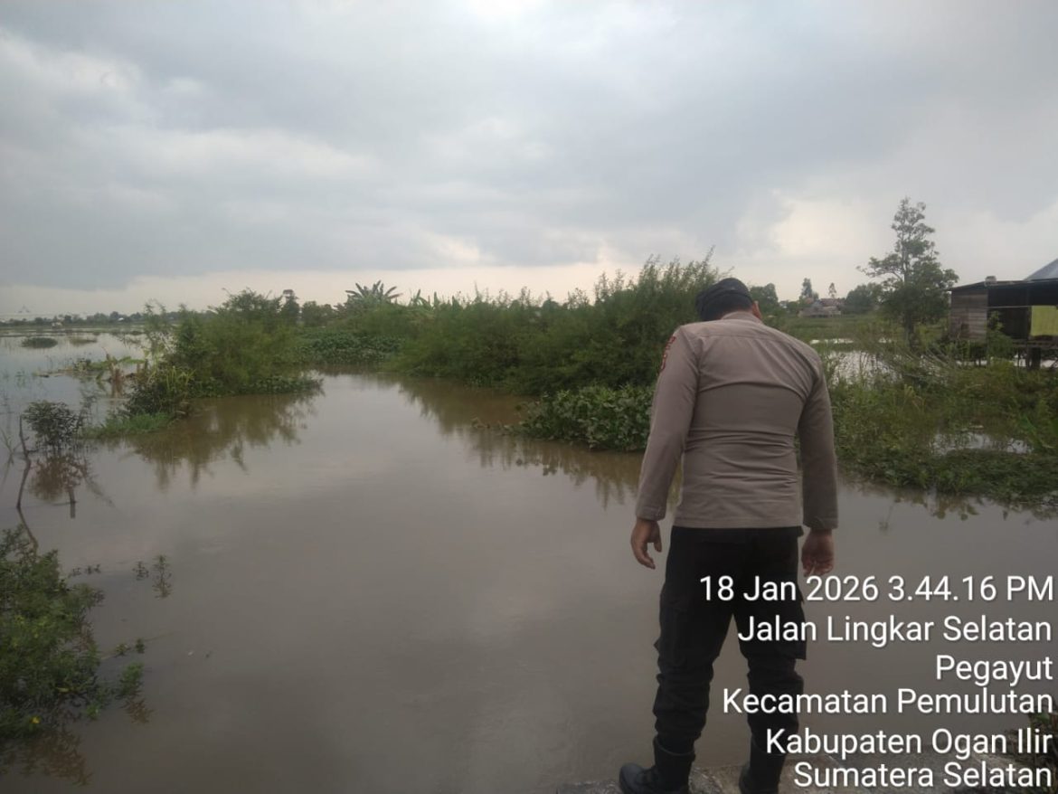 Polsek Pemulutan Lakukan Cek Arus dan Debit Air Sungai, Antisipasi Banjir