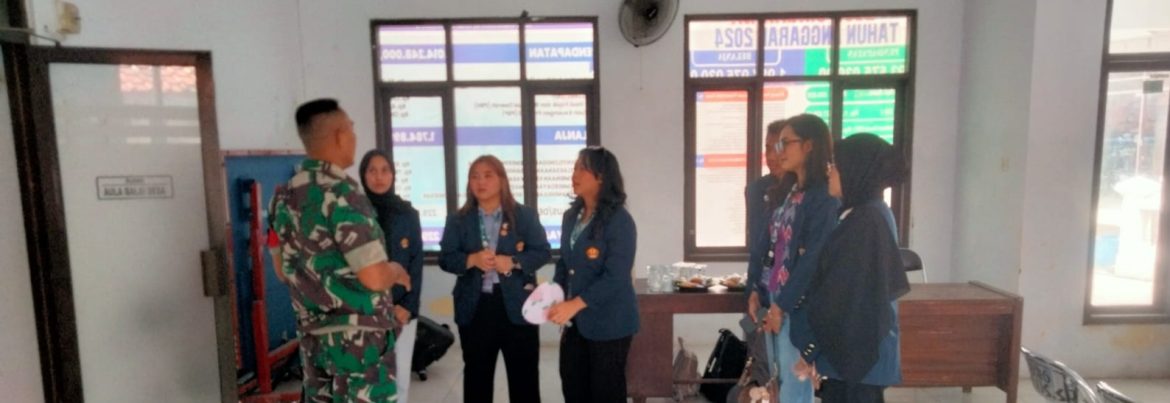 Babinsa Koramil 1601 Indramayu Komsos Bersama Mahasiswa UNPAD di Desa Singaraja