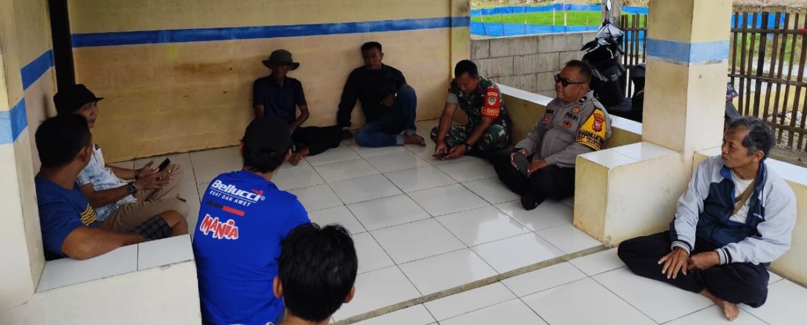 Komsos Anggota Koramil 1601/Indramayu di Wilayah Binaan Desa Pekandangan 