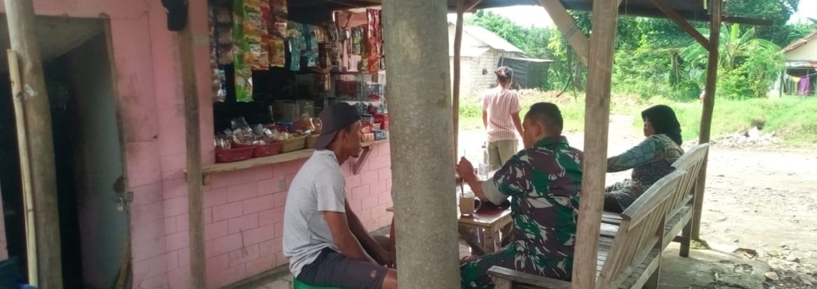 Babinsa Koramil 1608 Karangampel Komsos Bersama Warga Desa Kaplongan Lor 