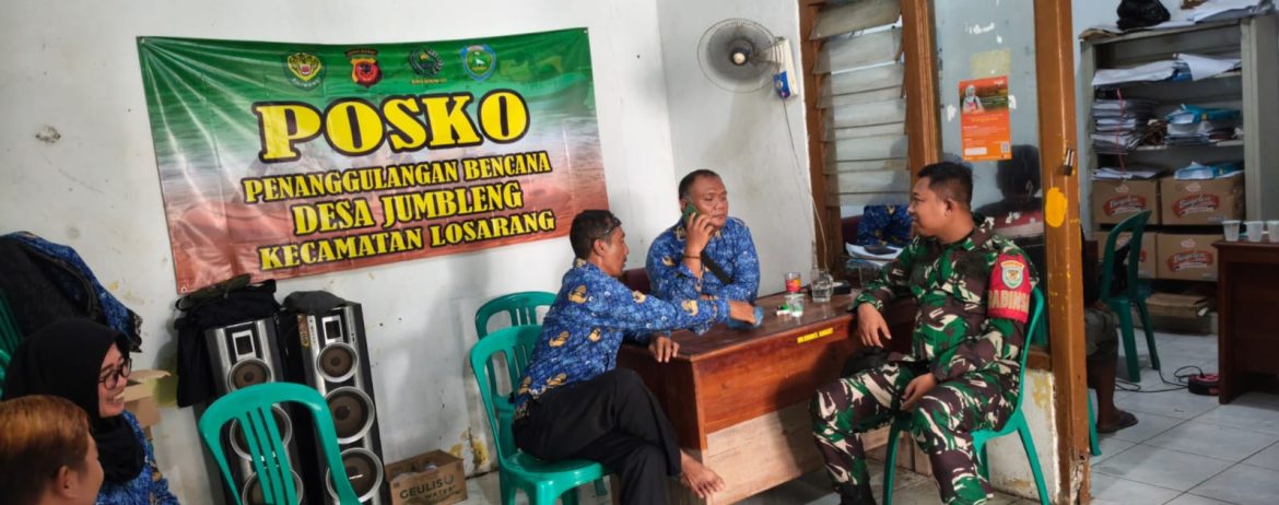 Anggota Koramil 1611 Losarang Komsos Bersama Pamong Desa Jumbleng 