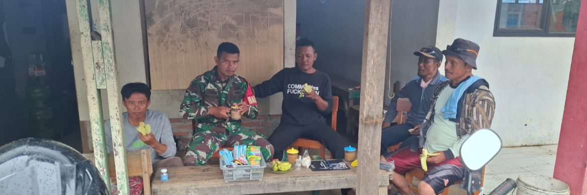 Komsos Anggota Koramil 1601/Indramayu di Wilayah Binaan Desa Sudimampir