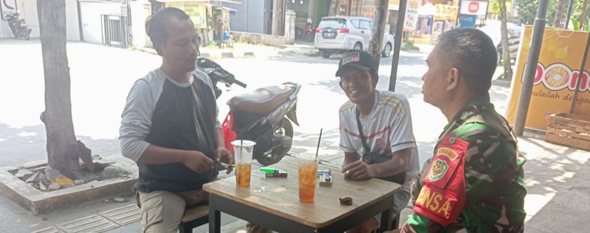 Komsos Anggota Koramil 1601/Indramayu di Wilayah Binaan Kelurahan Lemahmekar 