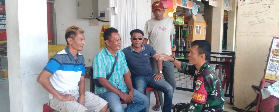 Babinsa Koramil 1608/Karangampel Sertu Karsuma Laksanakan Komsos Bersama Masyarakat Desa Benda