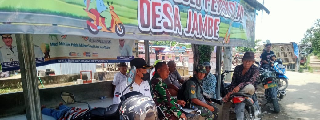 Babinsa Koramil 1605/Sukagumiwang Laksanakan Komsos Bersama Pamong Desa dan Masyarakat Desa Jambe