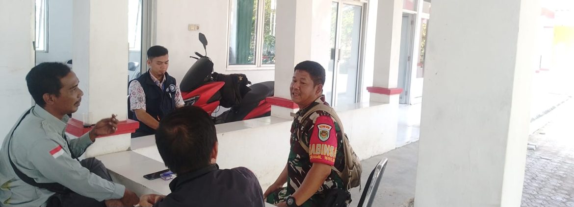 Babinsa Koramil 1611/Losarang Peltu Rasmani Laksanakan Komsos Bersama Tokoh dan Masyarakat Desa Puntang