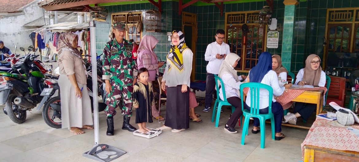 Babinsa Koramil 1611/Losarang Pelda Iksan Laksanakan Monitoring Posyandu di Desa Pegagan
