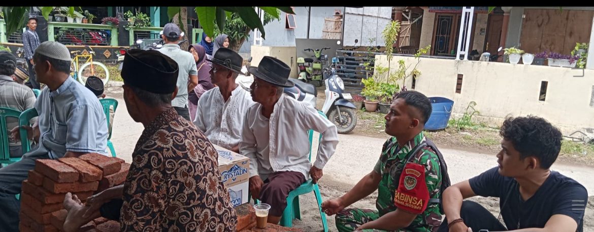 Komsos Anggota Koramil 1601/Indramayu di Wilayah Binaan Desa Gelarmandala
