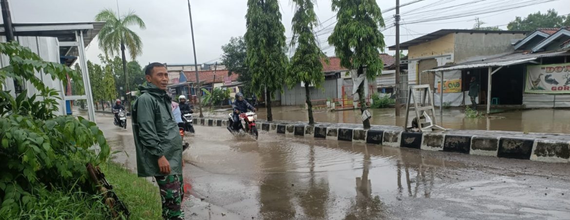 Danramil 1601 Indramayu Bersama Babinsa Pekandanganjaya Monitoring Luapan Air Saluran Sindu Praja