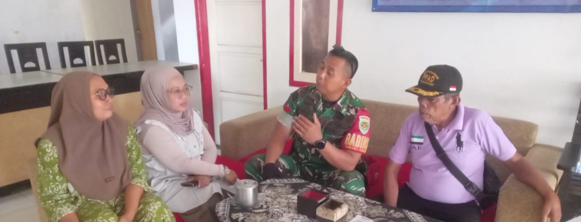 Babinsa Koramil 1608 Karangampel Laksanakan Komsos Bersama Pamong Desa Dukuh Tengah