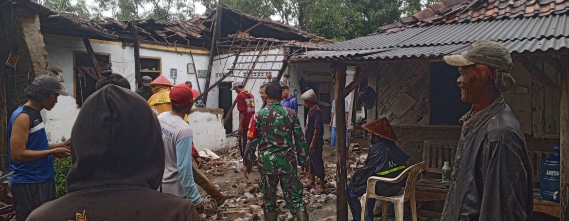 Personil Koramil 1601 Indramayu Gercep Bantu Penanganan Rumah Roboh Akibat Curah Hujan Tinggi