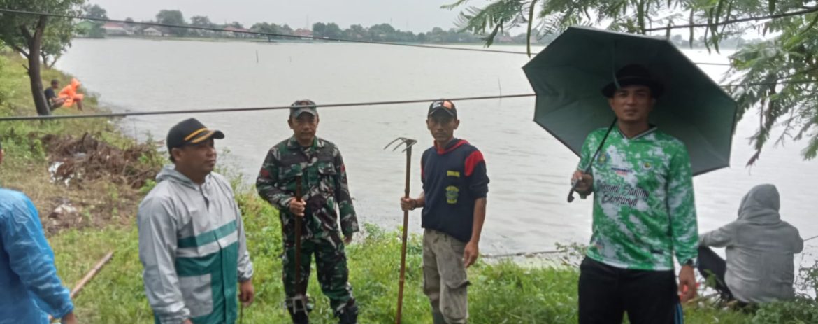Personel Koramil 1611 Losarang Laksanakan Karya Bhakti Pembersihan Saluran Air di Desa Santing