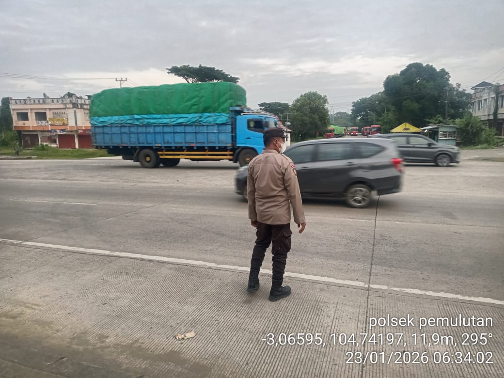 Pastikan Arus Lalu Lintas Lancar dan Bebas dari Pungli, Polsek Pemulutan Ogan Ilir Laksanakan Giat Strong Point Pagi