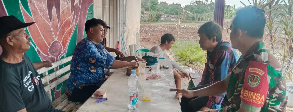 Babinsa Koramil 1601/Indramayu Laksanakan Komsos Bersama Masyarakat Desa Plumbon