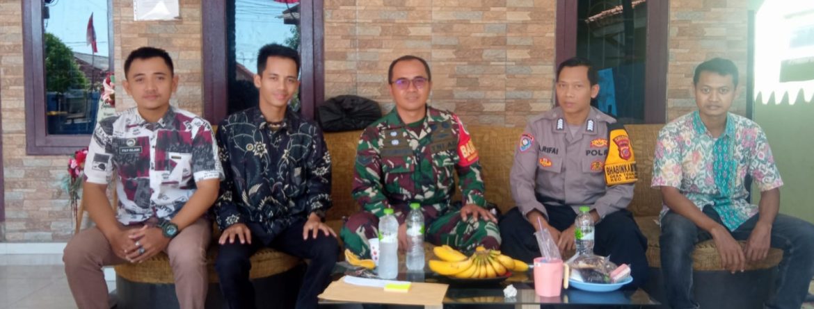 Anggota Koramil 1601/Indramayu Bersama Bhabinkamtibmas Laksanakan Komsos di Desa Tegalurung