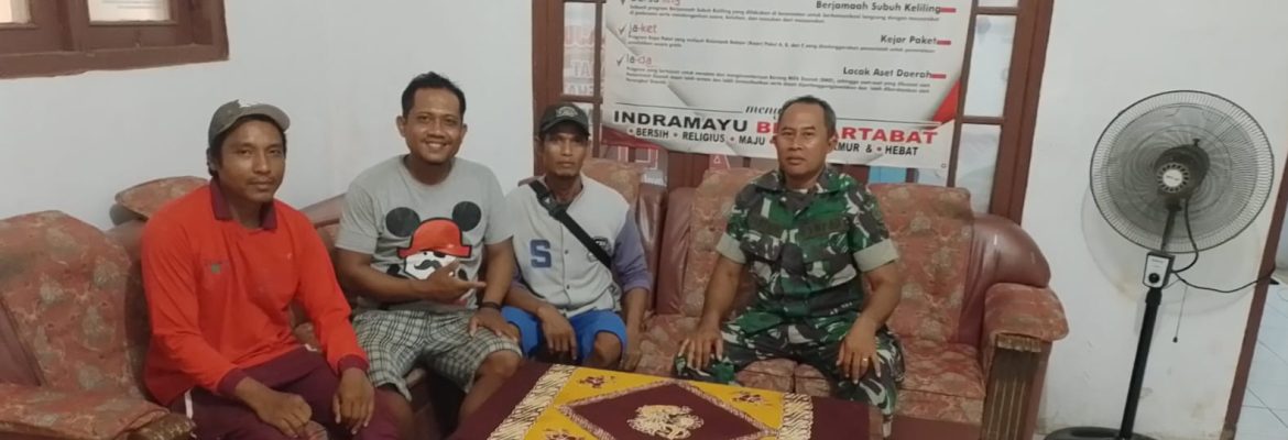 Babinsa Koramil 1611/Losarang Laksanakan Komsos Bersama Kuwu dan Masyarakat Desa Ranjeng