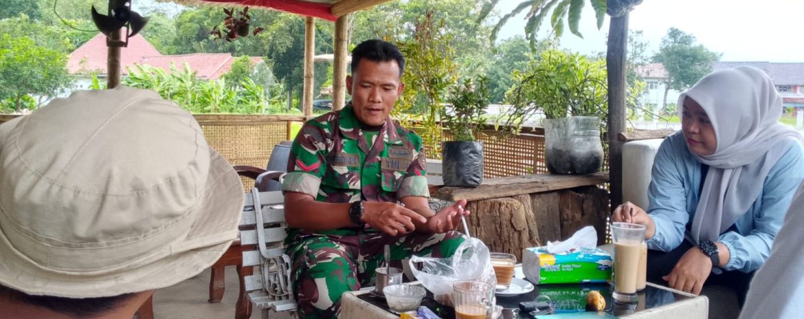 Personel Koramil 1605/Sukagumiwang Laksanakan Komsos Bersama Pemuda dan Masyarakat Desa Tegal Wirangrong