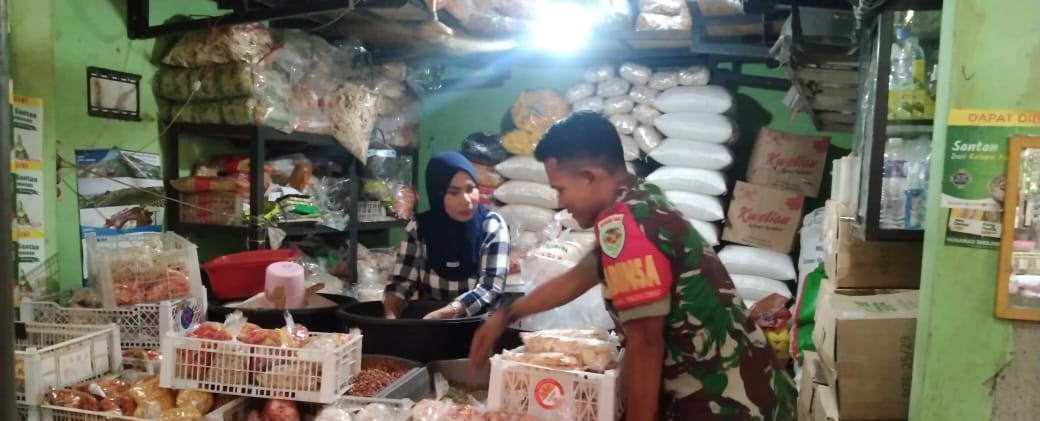 Babinsa Koramil 1605/Sukagumiwang Lakukan Monitoring dan Pendataan Harga Bahan Pokok di Desa Tulungagung